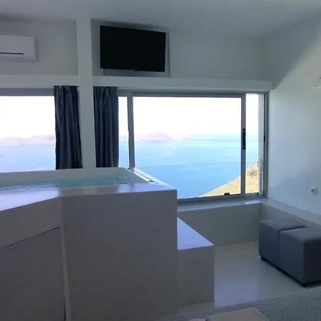 Cliff Suites Apartmán